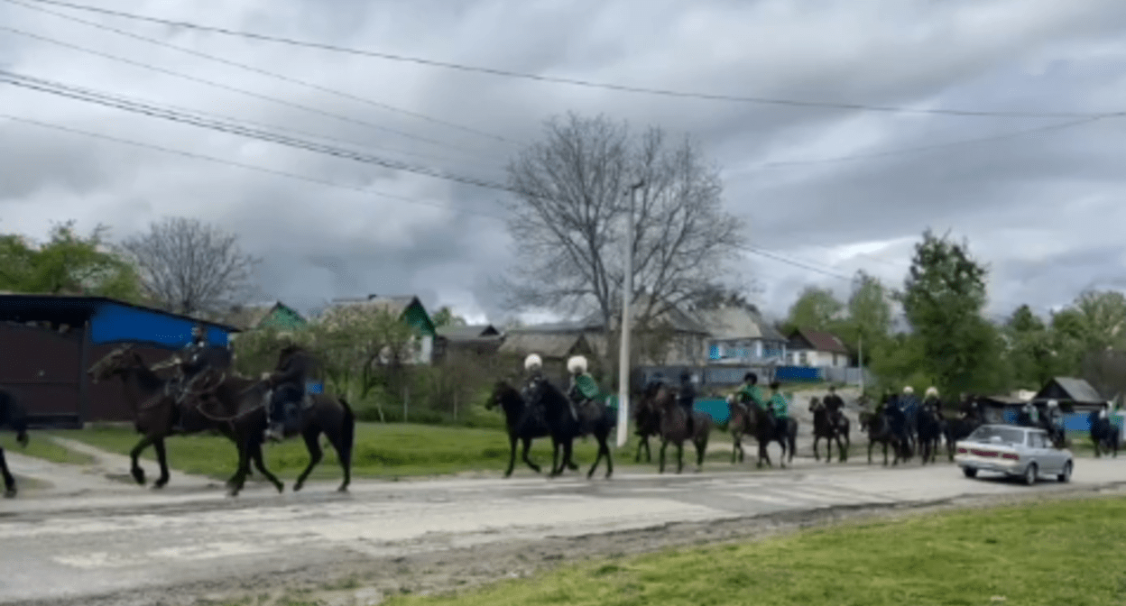 Конный марш.Стоп-кадр видео из Telegram-канала администрации Урупского района.