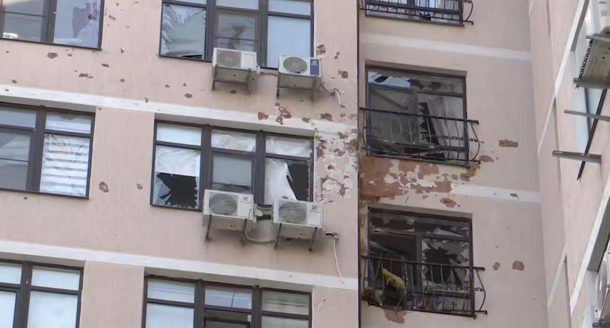 Разрушенные в результате атаки БПЛА квартиры в Новороссийске. Кадр из видео с телеграм-канала главы города Новороссийска Андрея Кравченко https://t.me/kravchenko_glava_nvrsk/11567