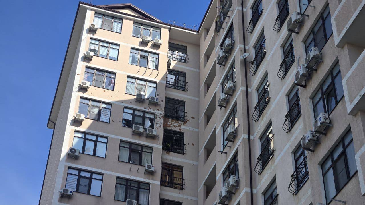 Пострадавший в результате атаки БПЛА многоквартирный дом в Новороссийске. Скриншот из телеграм-канала главы города Новороссийска Андрея Кравченко https://t.me/kravchenko_glava_nvrsk/11568