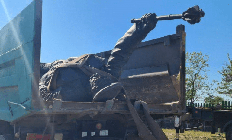 Скульптура в кузове грузовика. Скриншот фото из Telegram-канала Всероссийского казачьего общества от 04.05.25, https://t.me/vskoru/11793.