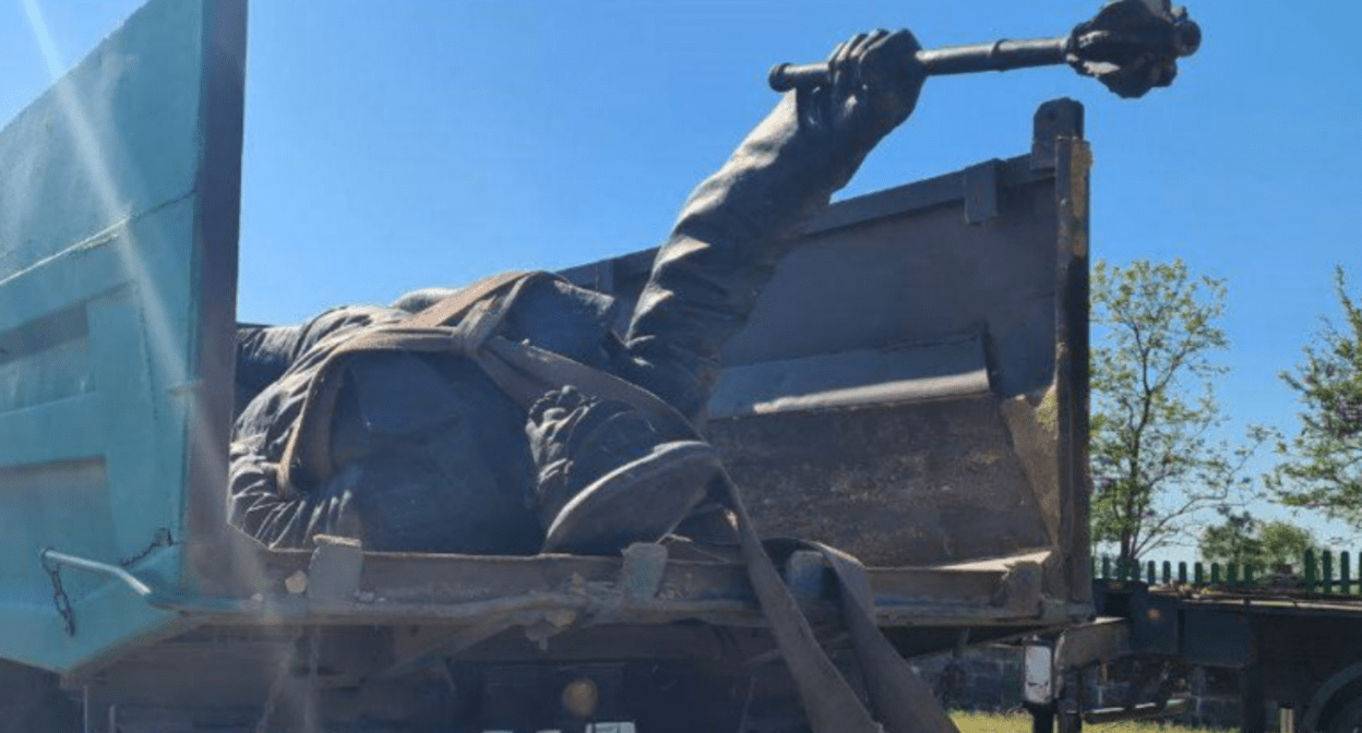 Скульптура в кузове грузовика. Скриншот фото из Telegram-канала Всероссийского казачьего общества от 04.05.25, https://t.me/vskoru/11793.