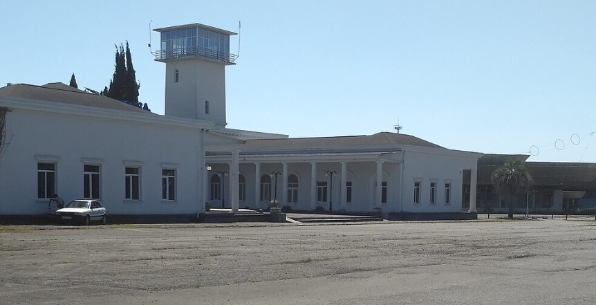 Аэропорт в Сухуме. Фото из "Википедии".