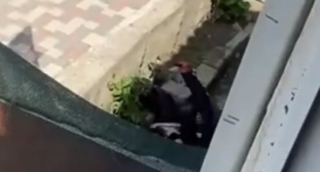 Полицейский борется с нападавшим, отняв у него нож. Кадр видео в Telegram-канале "Криминальная хроника" https://t.me/criminal_chronicle/7600