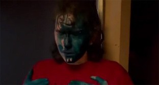 Участница протестов подверглась нападению в Тбилиси. 6 мая 2025 г. Скриншот видео https://t.me/georgia_24/8010