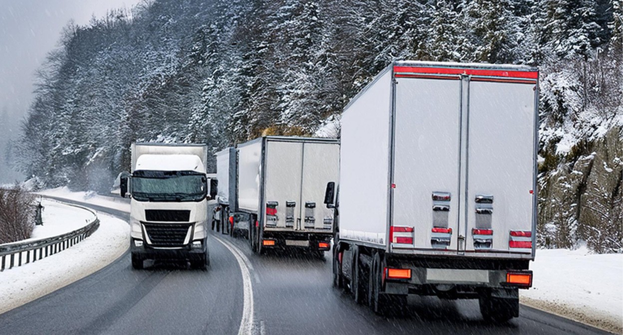 Очередь из грузовиков. Иллюстрация создана "Кавказским узлом" с помощью ИИ в программе Photoshop