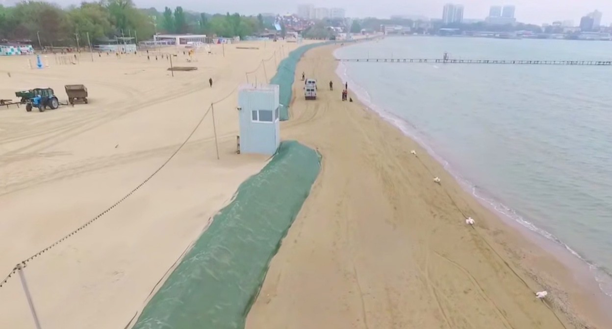 Пляж в Анапе. Кадр видео оперштаба Кубани https://t.me/opershtab23/13455