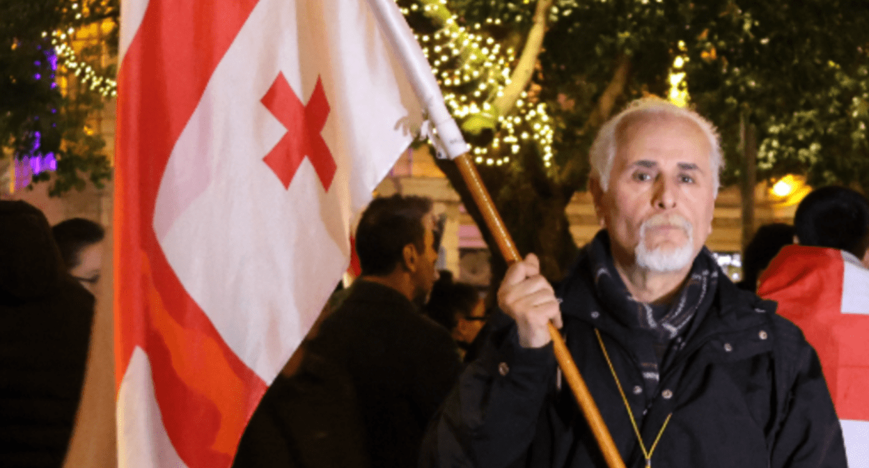 Темур Катамадзе. Скриншот фото с сайта "Центра социальной справедливости" от 09.05.25, https://socialjustice.org.ge/ka/products/temur-katamadzis-gadzevebis-protsesi-sasamartlo-davis-fonze-droebit-shecherda?fbclid=IwY2xjawKK2H1leHRuA2FlbQIxMAABHhEwoaoI-seIylIOlF0QozmssqpheZ6wmsbiyI2eGoRmuEXMyJbAaQG3gwSX_aem_i79nh6zMpfcQXW2mu2FYVg.