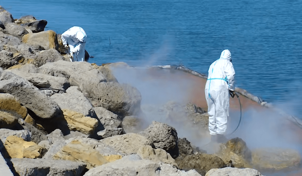 Очистка камней в районе Высокого берега. Стоп-кадр видео оперштаба Краснодарского края от 07.05.25, https://t.me/opershtab23/13441.