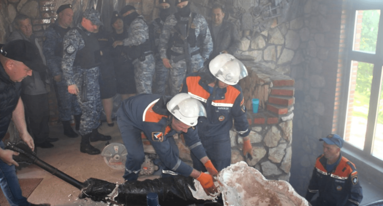 Фрагменты гипсовой скульптуры на фоне скопления силовиков в Еланском музее казачества. Скриншот фото из Telegram-канала Владимира Мелихова от 10.05.25, https://t.me/melihov_elan_kazak/272