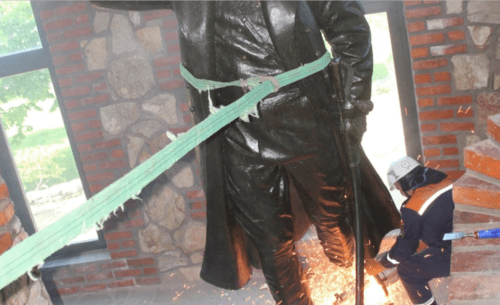 Снос гипсовой скульптуры в Еланском музее казачества. Скриншот фото из Telegram-канала Владимира Мелихова от 10.05.25, https://t.me/melihov_elan_kazak/272