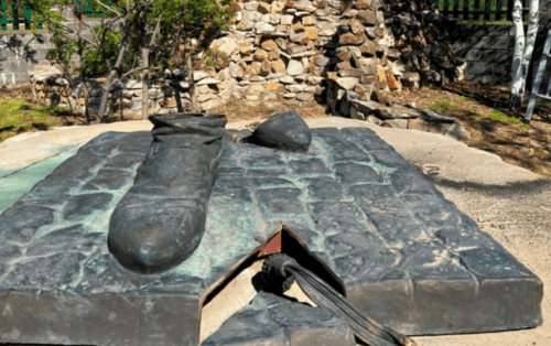 Постамент после сноса памятника в Еланском музее казачества. Скриншот фото из Telegram-канала Владимира Мелихова от 10.05.25, https://t.me/melihov_elan_kazak/279.