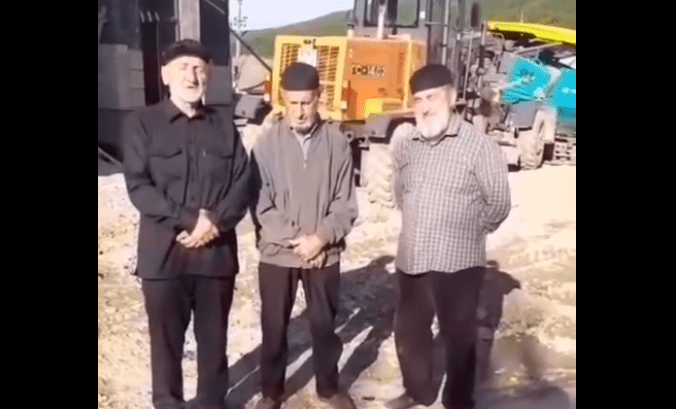 Чеченцы пожаловались на снос мечети в дагестанском селе. Стоп-кадр видео auh_media от 10.05.25, https://www.instagram.com/p/DJfLKA9sWTp/ (деятельность компании Meta, владеющей соцсетью, запрещена в России).