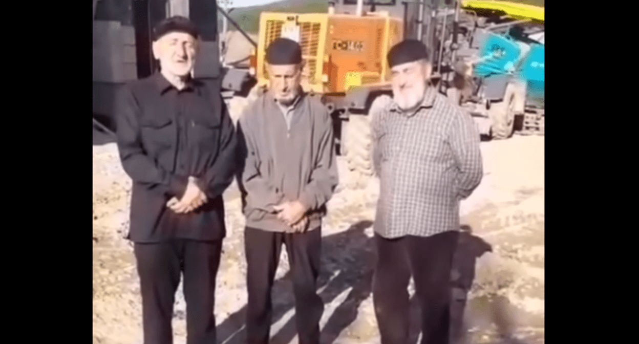 Чеченцы пожаловались на снос мечети в дагестанском селе. Стоп-кадр видео auh_media от 10.05.25, https://www.instagram.com/p/DJfLKA9sWTp/ (деятельность компании Meta, владеющей соцсетью, запрещена в России).