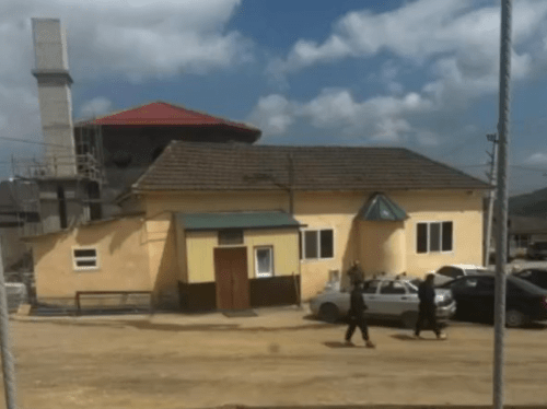 Здание мечети. Стоп-кадр видео auh_media от 10.05.25, https://www.instagram.com/p/DJfLKA9sWTp/ (деятельность компании Meta, владеющей соцсетью, запрещена в России).