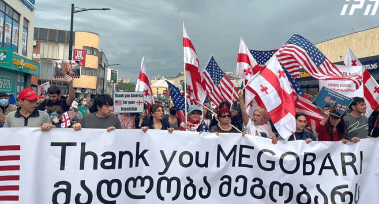 Марш в Тбилиси. Скриншот фото "Интерпрессньюс" от 11.05.25, https://www.interpressnews.ge/ru/article/168396-v-tbilisi-k-posolstvu-ssha-prokhodit-shestvie-spasibo-drugu
