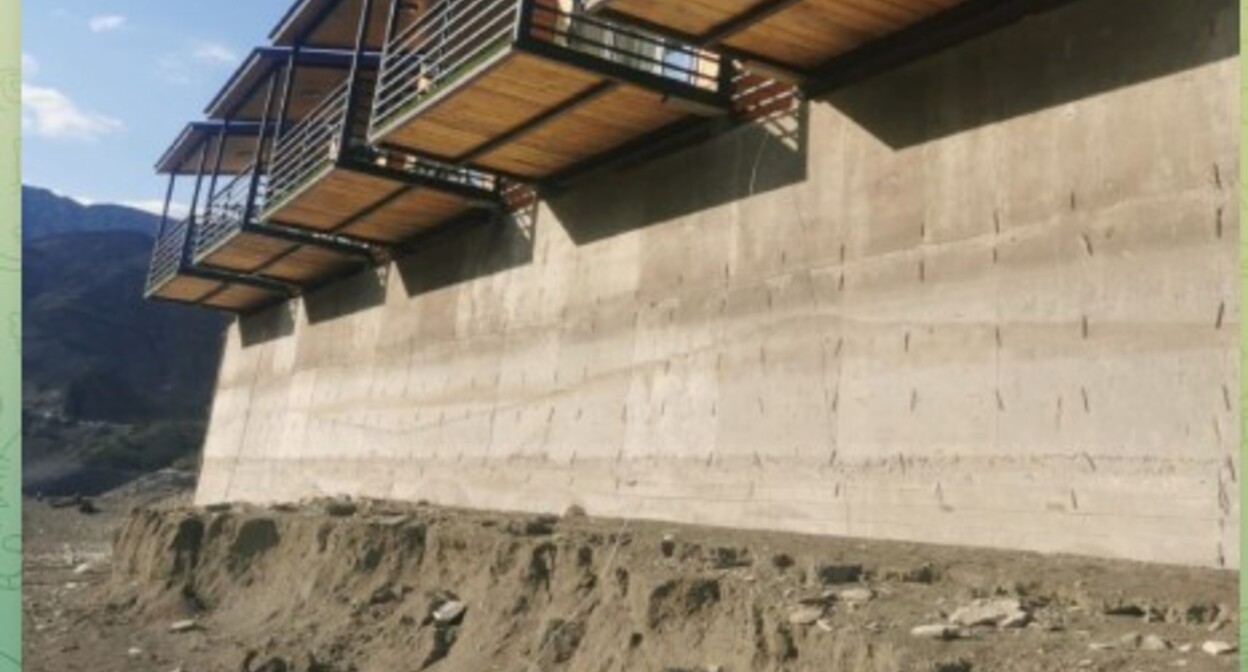 Гостевые дома над обрывом на базе отдыха в Дагестане. Скриншот из телеграм-канала СУ СКР по Дагестану.