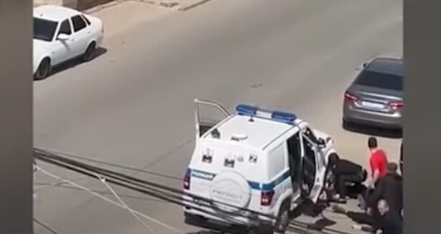 Один из эпизодов атаки на силовиков в Махачкале 5 мая 2025 года. Кадр из видеосюжета "Кавказского узла".