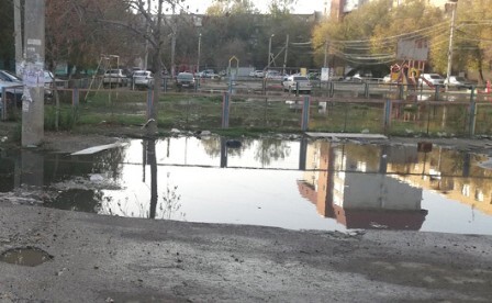 Прорыв канализации в одном из дворов в Астрахани осенью 2023 года. Скриншот публикации https://vk.com/wall-37473293_1845563