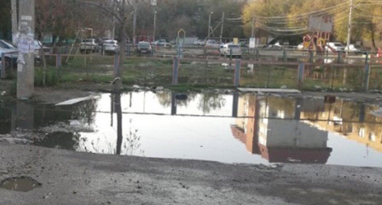 Прорыв канализации в одном из дворов в Астрахани осенью 2023 года. Скриншот публикации https://vk.com/wall-37473293_1845563