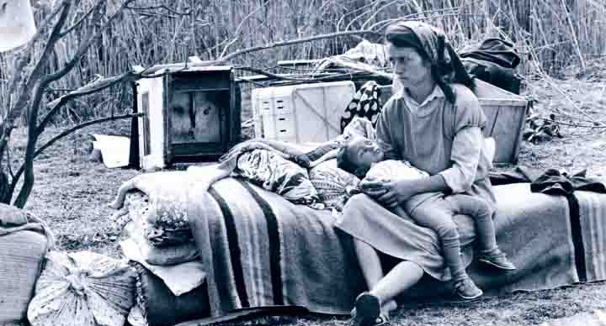 Беженцы-азербайджанцы из Карабаха. 1993 г. Фото: Oleg Litvin. Azerbaijan: Land of Fire https://ru.wikipedia.org/