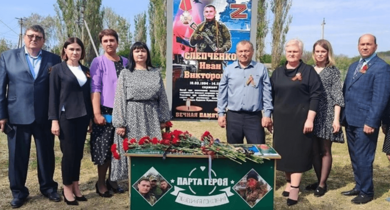 "Парту Героя" открыли в память об Иване Слепченко. Скриншот фото администрации Тарасовского района от 13.05.25, https://t.me/tar_adm/9194.