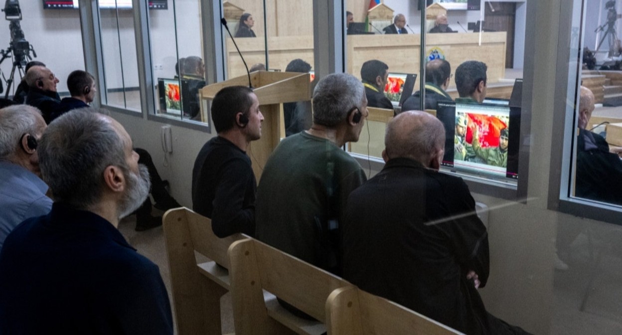 Участники слушаний в Бакинском военном суде. Фото: АПА https://ru.apa.az/vnutrennyaya-politika/na-sude-zaslusany-pokazaniya-ob-okkupacii-armyanskoi-armiei-territorii-azerbaidzana-i-ubiistve-mirnyx-zitelei-610541