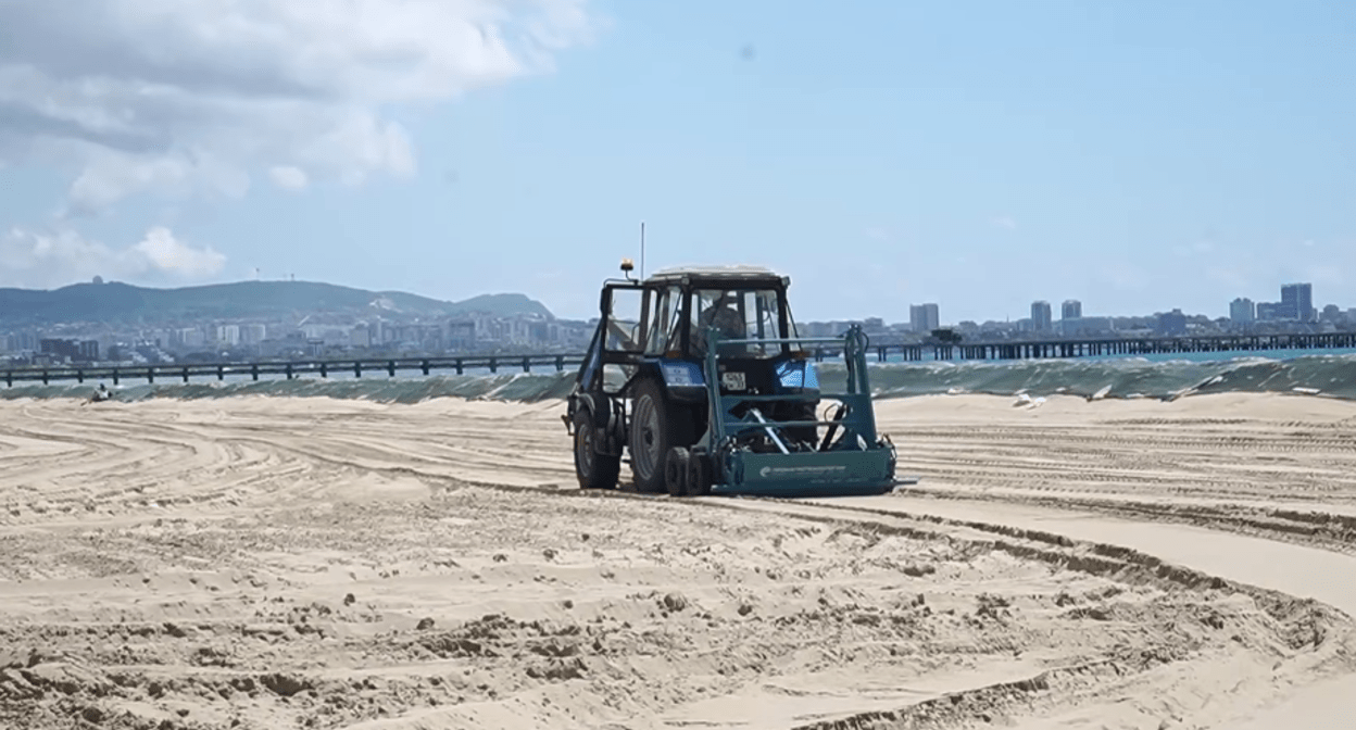 Просеивание песка на анапском пляже. Стоп-кадр видео оперштаба Краснодарского края от 18.05.25, https://t.me/opershtab23/13504?single.
