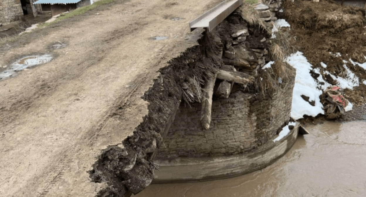 Мост в селении Кунки частично обрушился. Скриншот фото прокуратуры Дагестана от 18.05.25, https://t.me/procuratura05/3952.