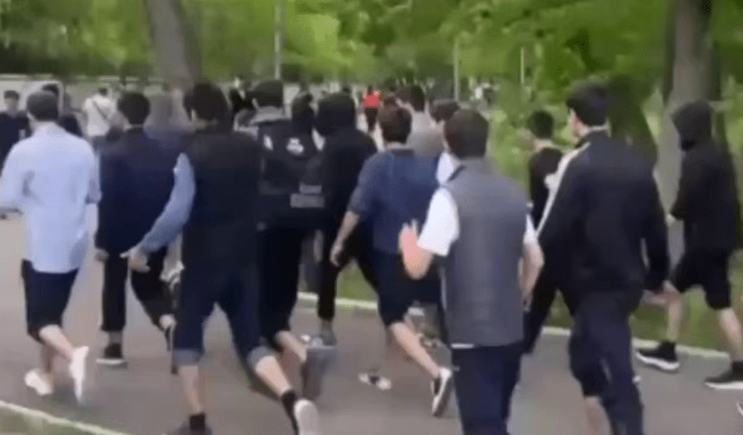 Подростки на улицах Махачкалы. Стоп-кадр видео МВД Дагестана от 18.05.25, https://t.me/mvd_dagestan/1657.