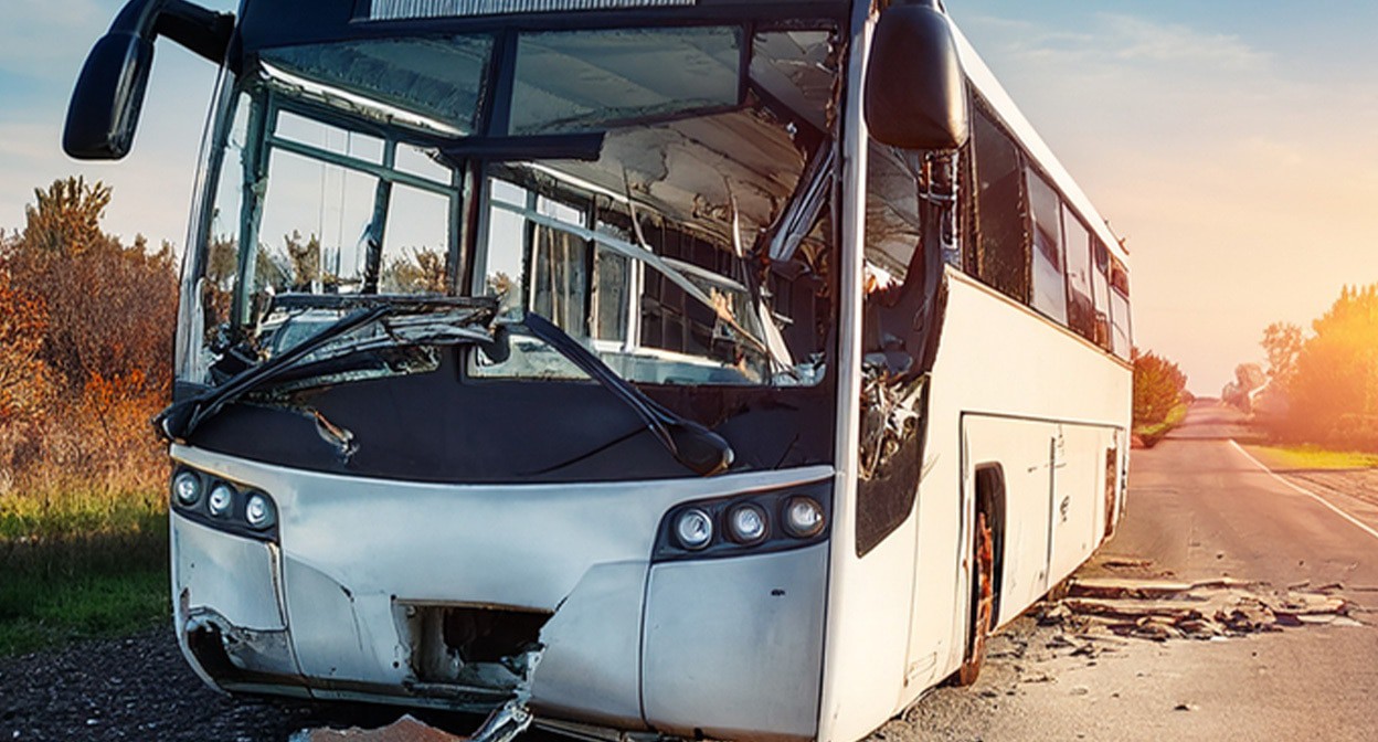 Разбитый пассажирский автобус. Иллюстрация создана "Кавказским узлом" с помощью ИИ в программе Photoshop