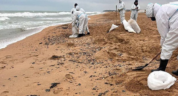 Уборка мазута на пляже. Телеграм-канал «Оперативный штаб - Краснодарский край»