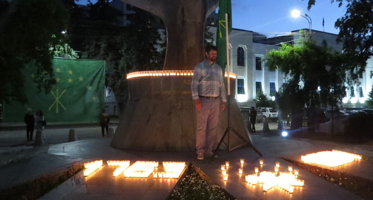 Свечи у мемориала, 20 мая 2025 года. Фото корреспондента "Кавказского узла"