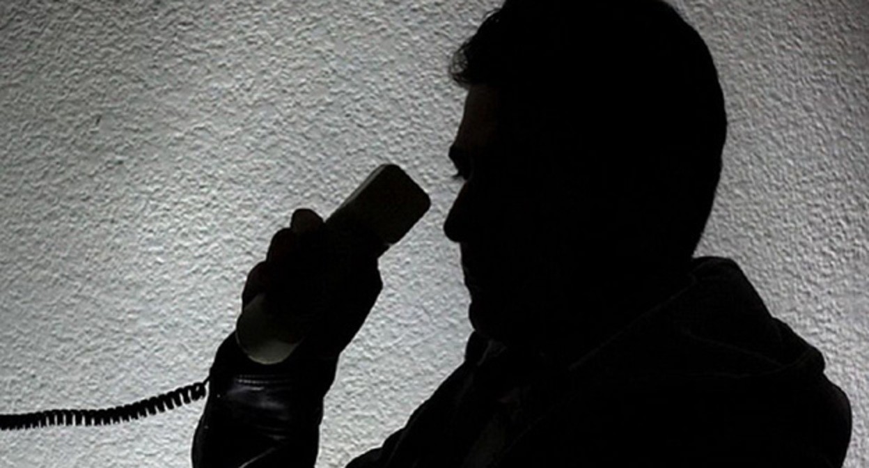 Мужчина держит телефонную трубку. Фото: https://www.donland.ru/news/16821/