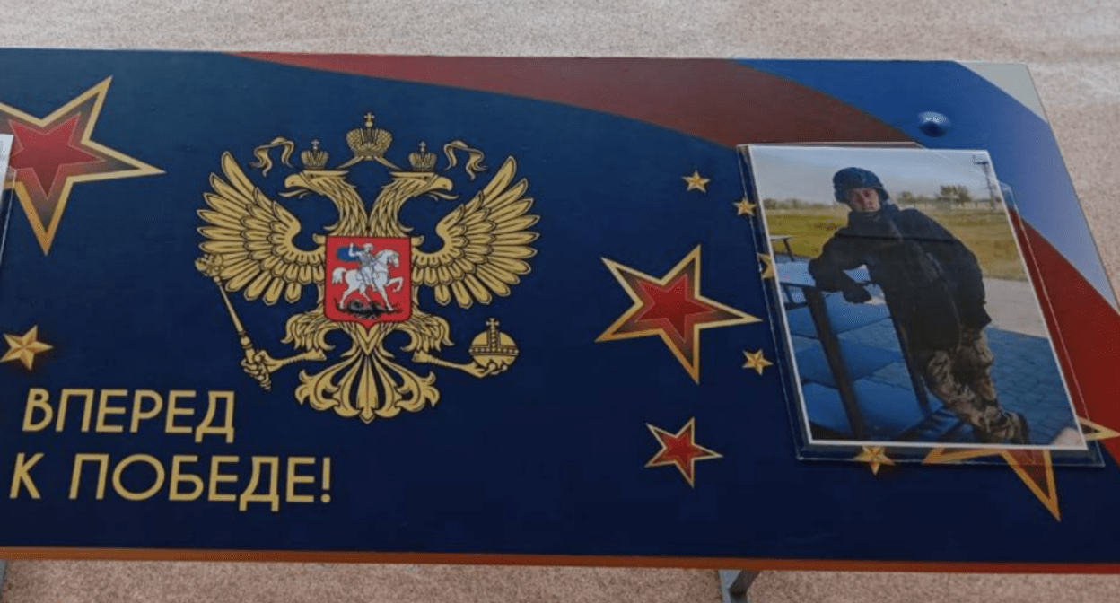 Именная парта в память о Максиме Новгородцеве. Скриншот фото из Telegram-канала Михаила Миненкова от 22.05.25, https://t.me/maMinenkov/35821?single.