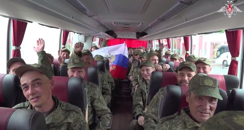 Возвращенные из плена военнослужащие. 25 мая 2025 года. Кадр видео Минобороны России https://t.me/mod_russia/53102