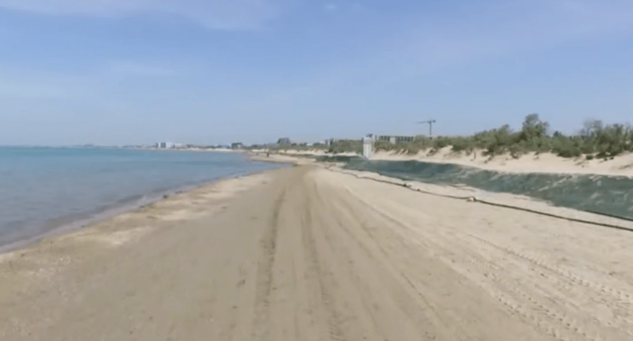 Пляж близ Анапы. Стоп-кадр видео оперштаба Краснодарского края от 25.05.25, https://t.me/opershtab23/13525.