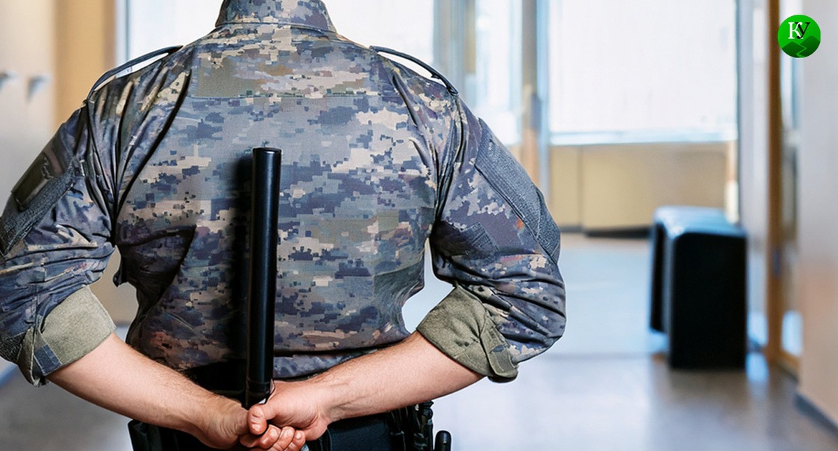 Силовик с дубинкой. Иллюстрация создана «Кавказским узлом» с помощью ИИ в программе Photoshop