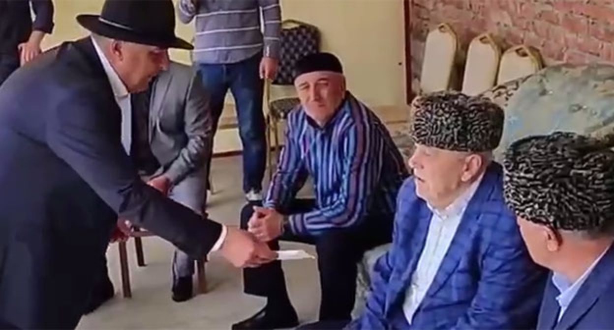 Вручение денежной помощи семье Гирихана Точиева. 28 мая 2025 г. Скриншот видео https://t.me/pravitelstvori/17675