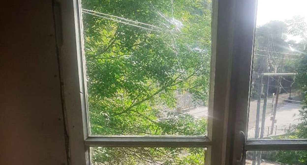 Разбитое окно в жилом доме. 29 мая 2025 года. Фото: https://t.me/mil_armenia/16408?singlо