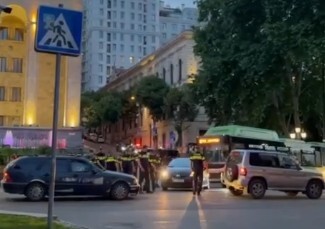 Активисты перекрыли проспект Руставели в Тбилиси. 29 мая 2025 года. Стоп-кадр видео телеграм-канала Tbilisi_life.