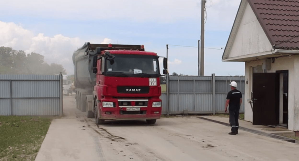 Грузовик с замазученным песком. Стоп-кадр видео оперштаба Краснодарского края от 31.05.25, https://t.me/opershtab23/13552.