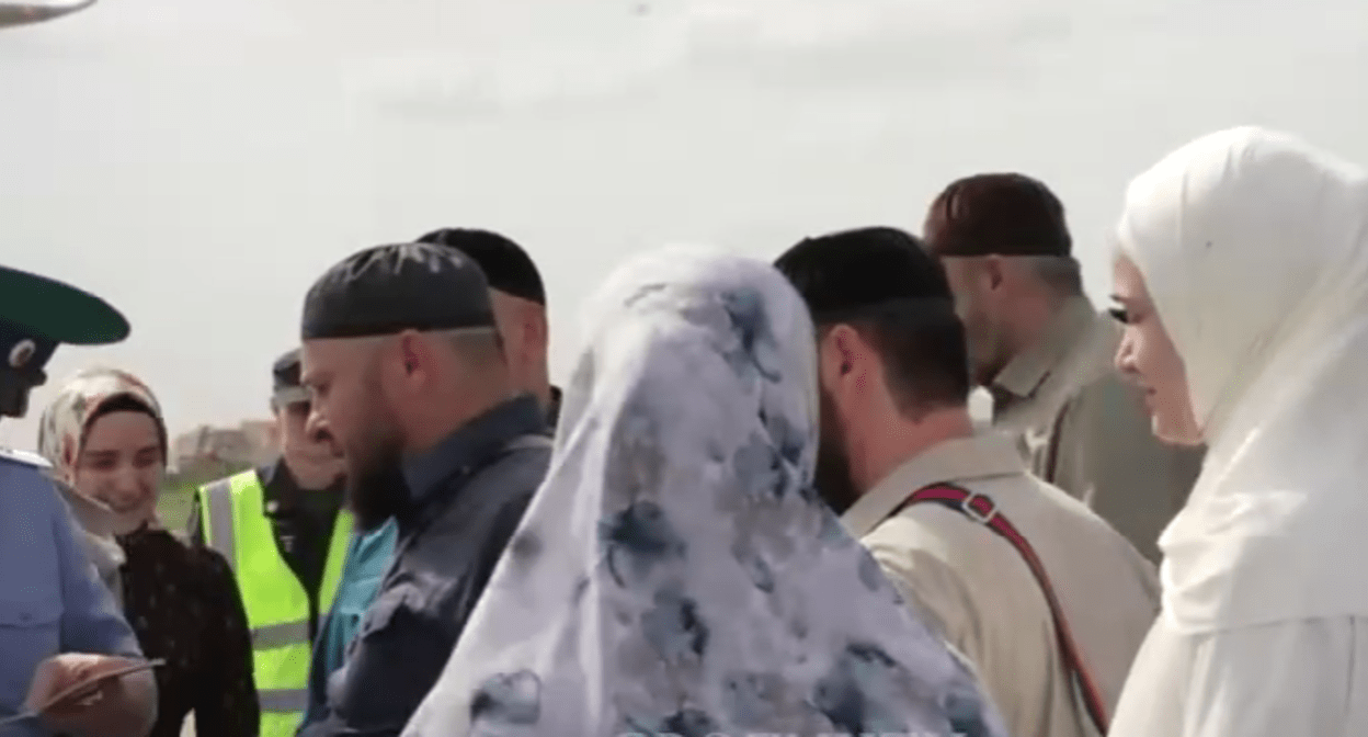 Паломники из Чечни в аэропорту Грозного. Стоп-кадр видео ЧГТРК "Грозный" от 31.05.25, https://www.instagram.com/p/DKT3YR-RcCh/ (деятельность компании Meta, владеющей соцсетью, запрещена в России).