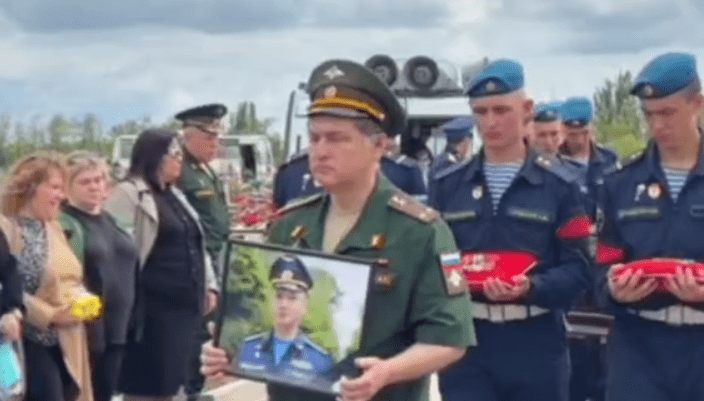 Заура Гурциева похоронили с воинскими почестями. Стоп-кадр видео от 31.05.25 ТАСС, https://t.me/kavkaz_tass/14362.