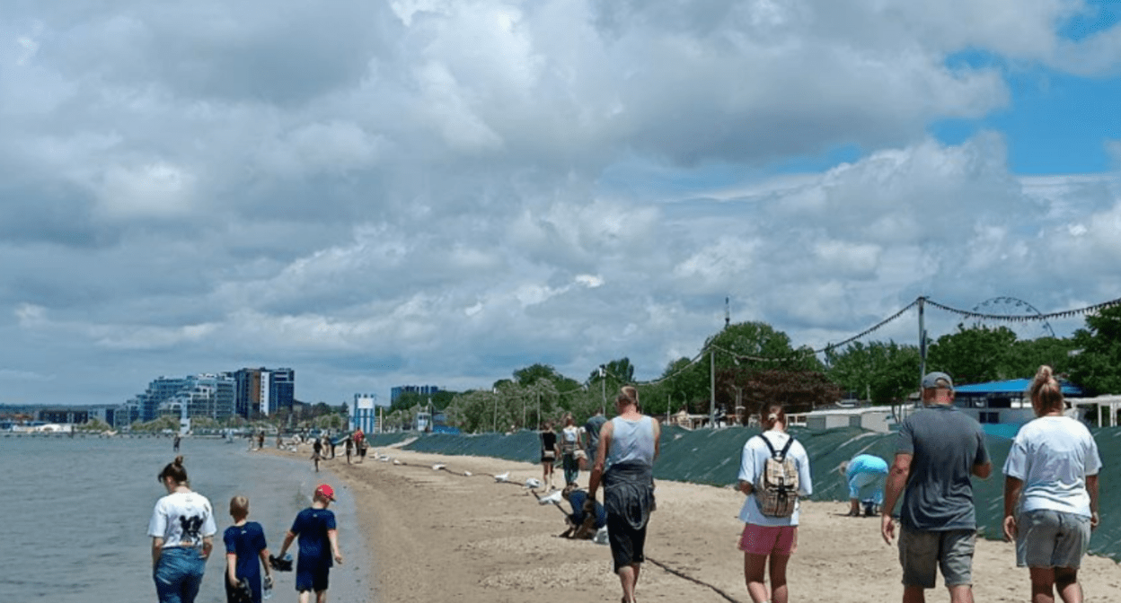 Обстановка на одном из пляжей Анапы 31 мая. Скриншот фото из Telegram-канала "Маковозовы", https://t.me/makovozovy/37782.