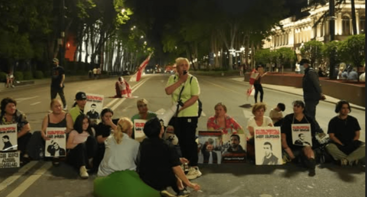 Члены семей арестованных участников протеста проводят сидячую акцию на проспекте Руставели. Скриншот фото Publika от 31.05.25, https://www.facebook.com/photo/?fbid=1460454095354136&set=a.715406393192247 (деятельность компании Meta, владеющей соцсетью, запрещена в России).