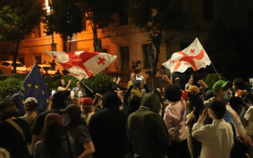 Участники проевропейской акции в Тбилиси. Скриншот фото Publika от 31.05.25, https://www.facebook.com/photo?fbid=1460450462021166&set=a.715406393192247 (деятельность компании Meta, владеющей соцсетью, запрещена в России)