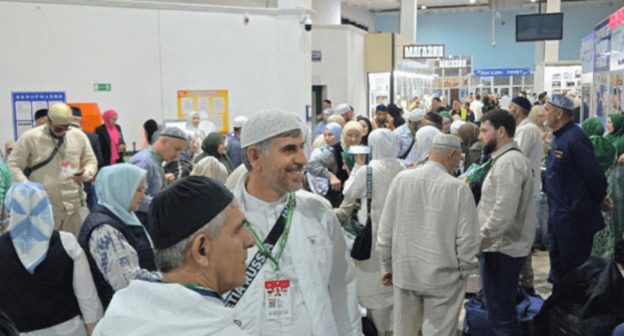 Паломники в аэропорту Магаса. Скриншот фото из Telegram-канала Махмуд-Али Калиматова от 25.05.25, https://t.me/MAKalimatovvv/8611.