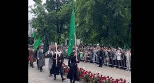 Участники шествия в Нальчике. Стоп-кадр видео https://t.me/zapravakbr/3361.