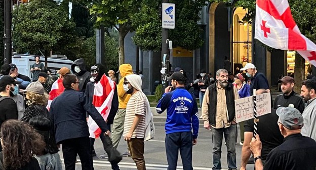 Протестующие на проспекте Руставели. Кадр телекомпании Pirveli