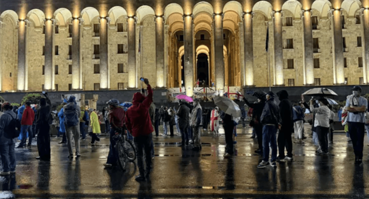 Участники акции протеста у парламента Грузии. Скриншот фото "Интерпрессньюс" от 03.06.25, https://www.interpressnews.ge/ka/article/840041-parlamenttan-saprotesto-akcia-mimdinareobs.